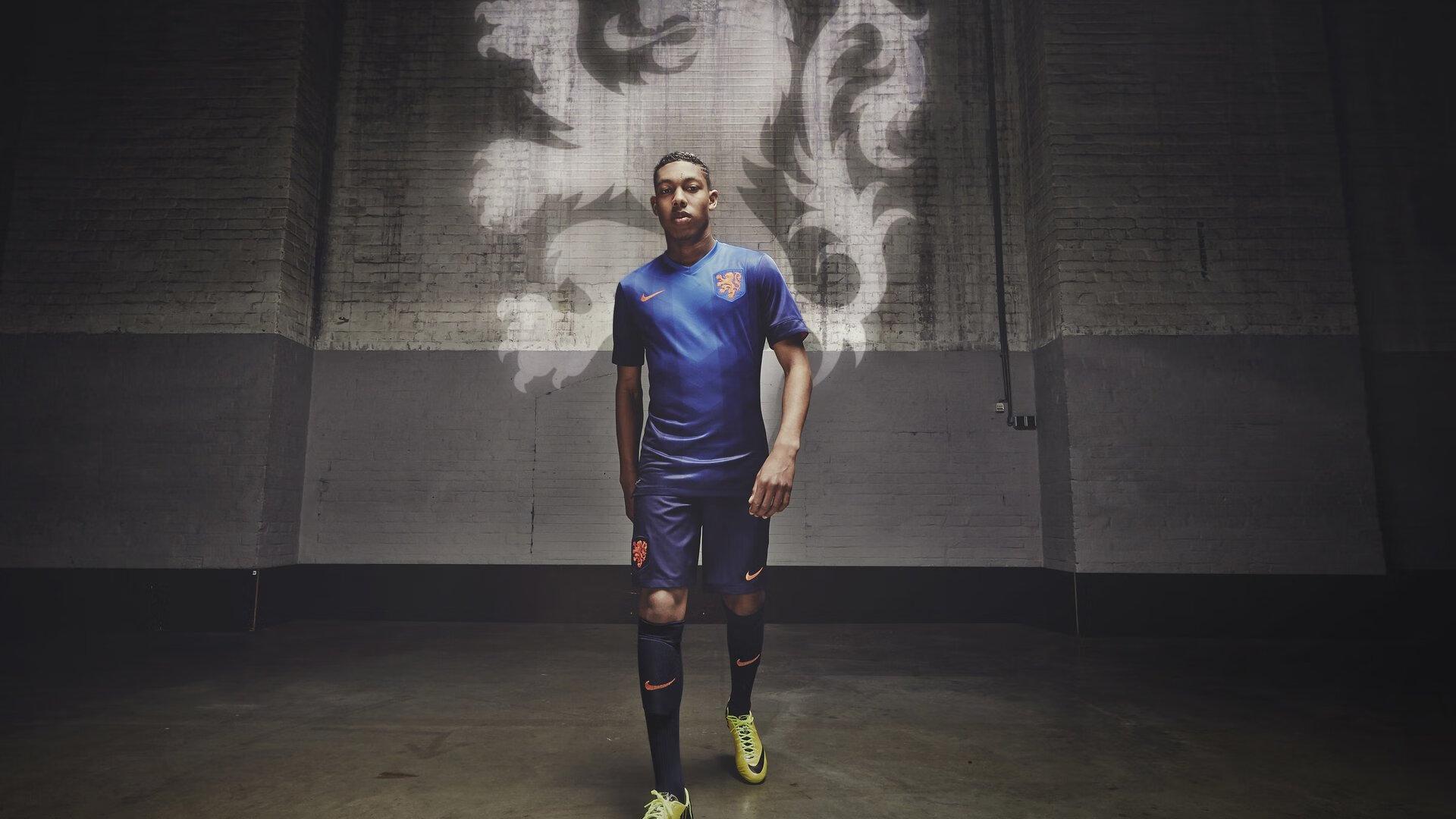 温网巅峰对决，阿尔卡拉斯逆转德约科维奇，新生代闪耀全英俱乐部