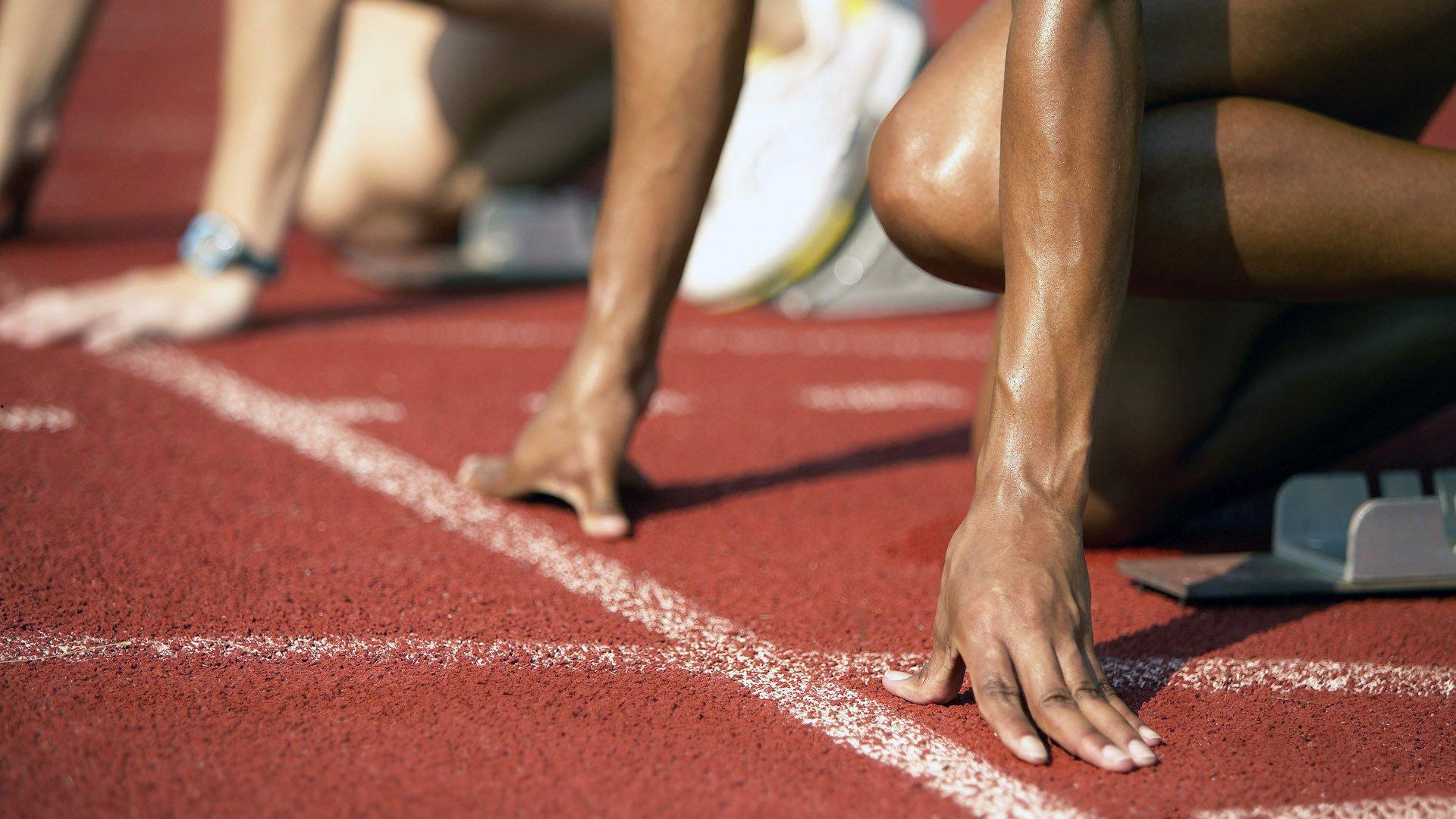 温网巅峰对决，阿尔卡拉斯逆转德约科维奇，新生代闪耀全英俱乐部